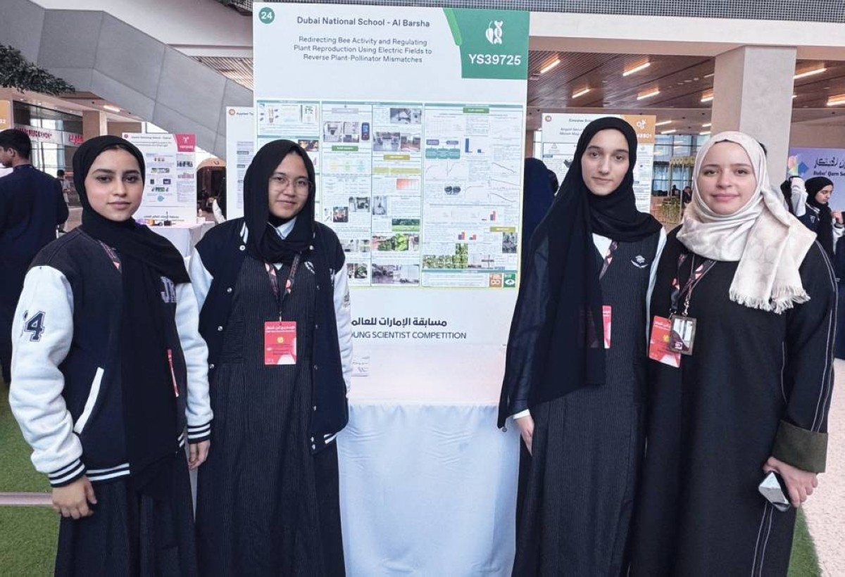 الطالبات مع مشرفة المشروع البيئي