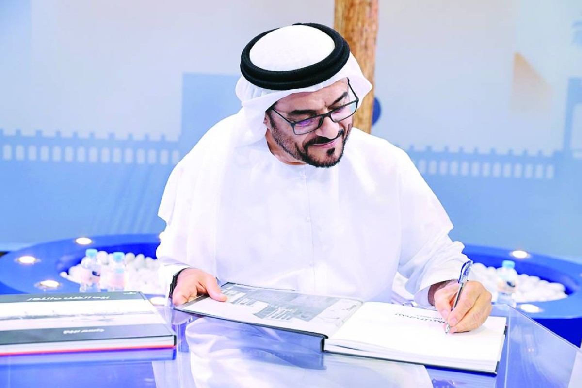 جاسم العوضي يوقّع كتابه 