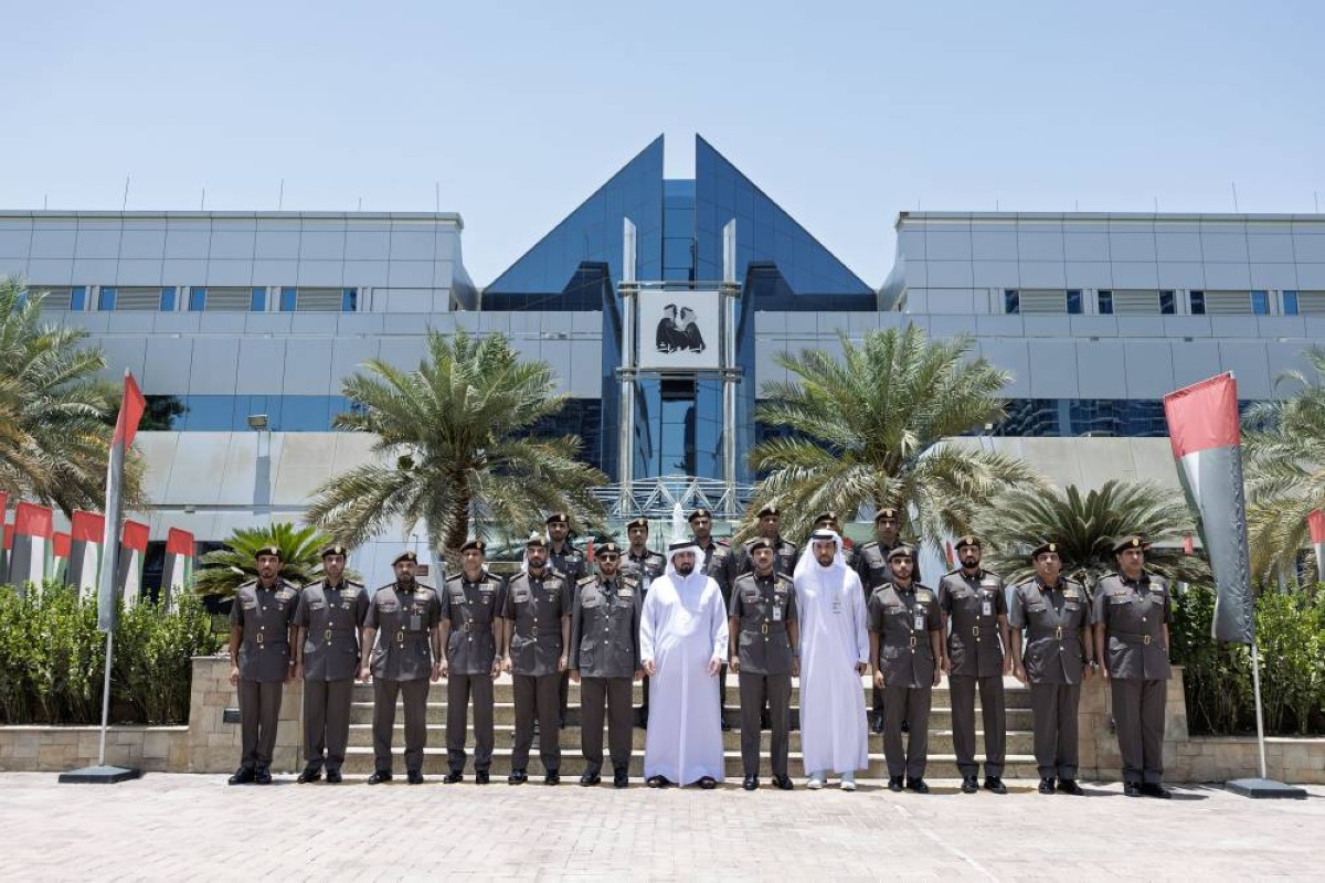 سموه متوسطاً كبار الضباط في «إقامة دبي» بحضور محمد المرّي وعبيد بن سرور وطلال الشنقيطي |