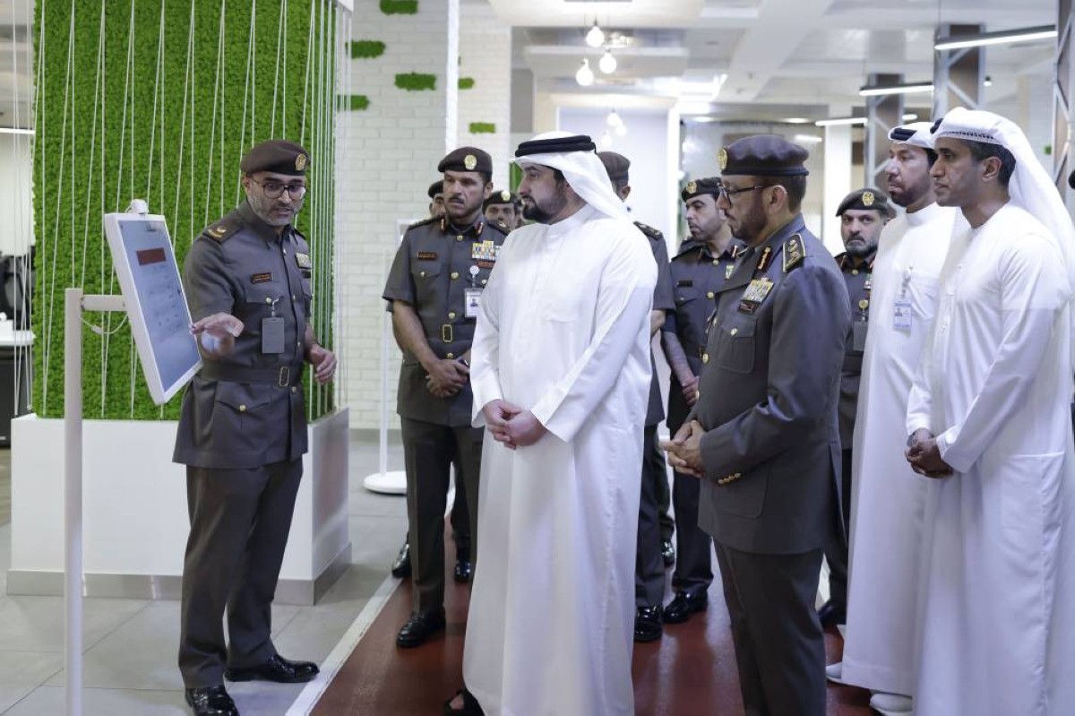 أحمد بن محمد يستمع إلى شرح عن أبرز الخدمات بحضور عبدالله البسطي ومحمد المرّي وعبيد بن سرور وطلال الشنقيطي