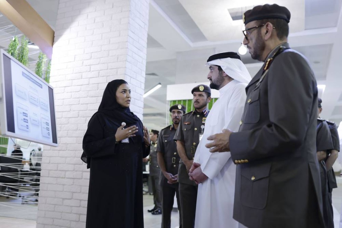 سموه لدى اطلاعه على أهم المبادرات والمشاريع بحضور محمد المرّي وعبيد بن سرور