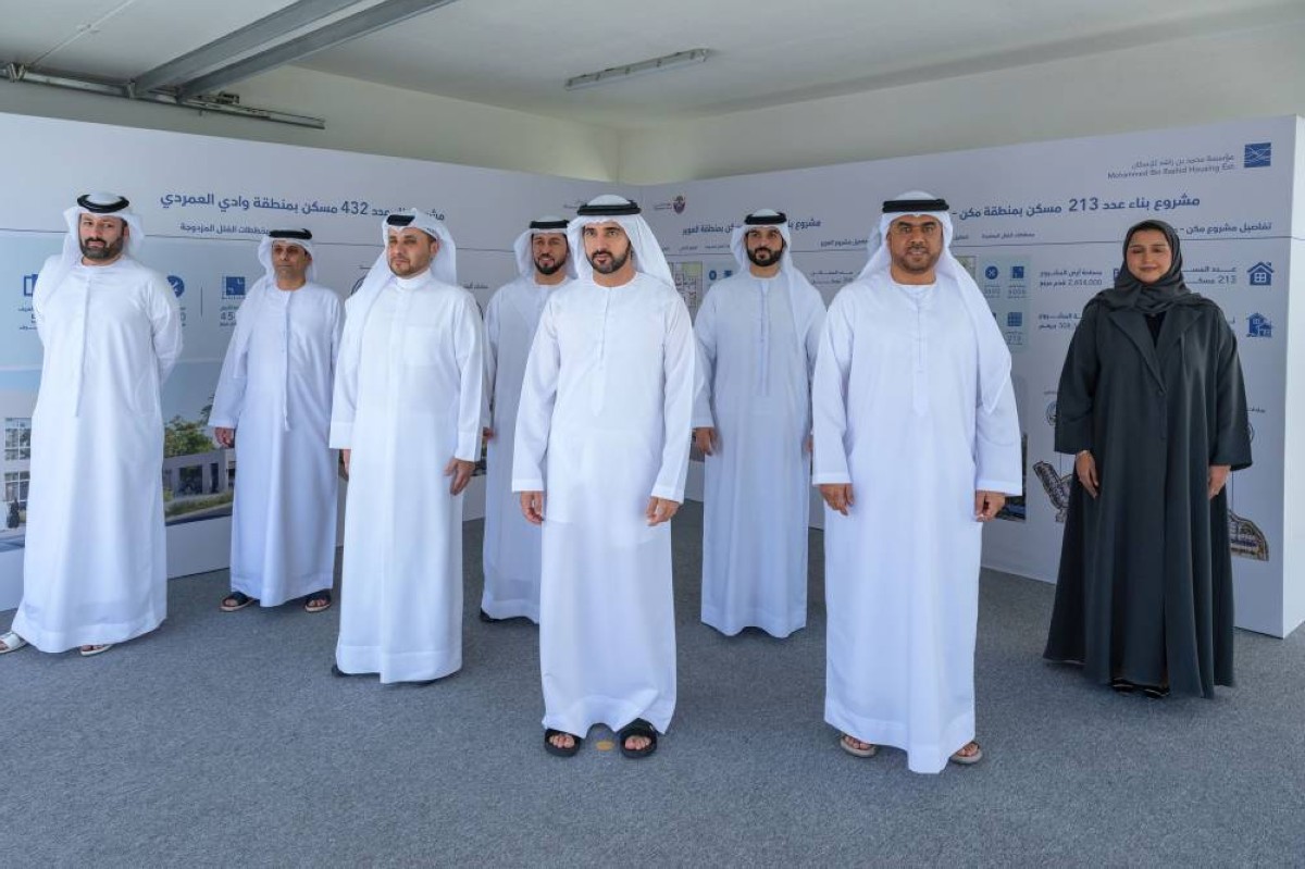 حمدان بن محمد وعمر بوشهاب ومحمد الشحي ومسؤولون في مؤسسة محمد بن راشد للإسكان في لقطة جماعية 