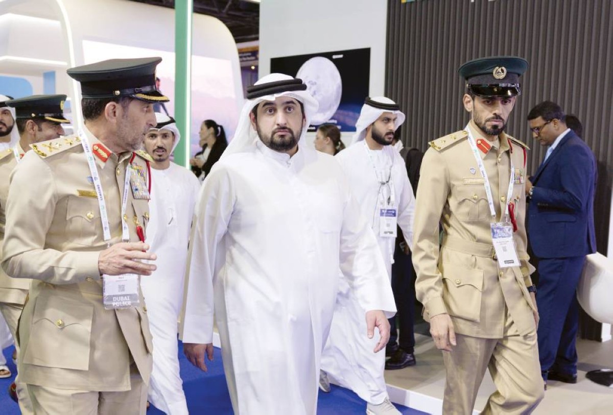 أحمد بن محمد خلال زيارة المعرض بحضور عبدالله المري 
