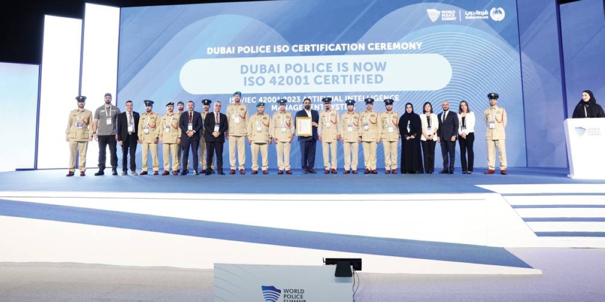 أحمد رفيع وعدد من ضباط شرطة دبي خلال تسلّم شهادة الآيزو
