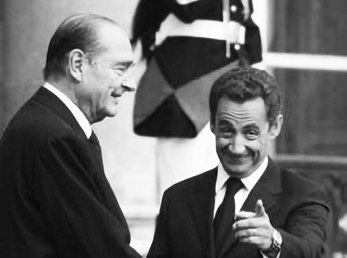 2007 - الرئيس الفرنسي نيكولا ساركوزي يتسلم السلطة رسمياً.