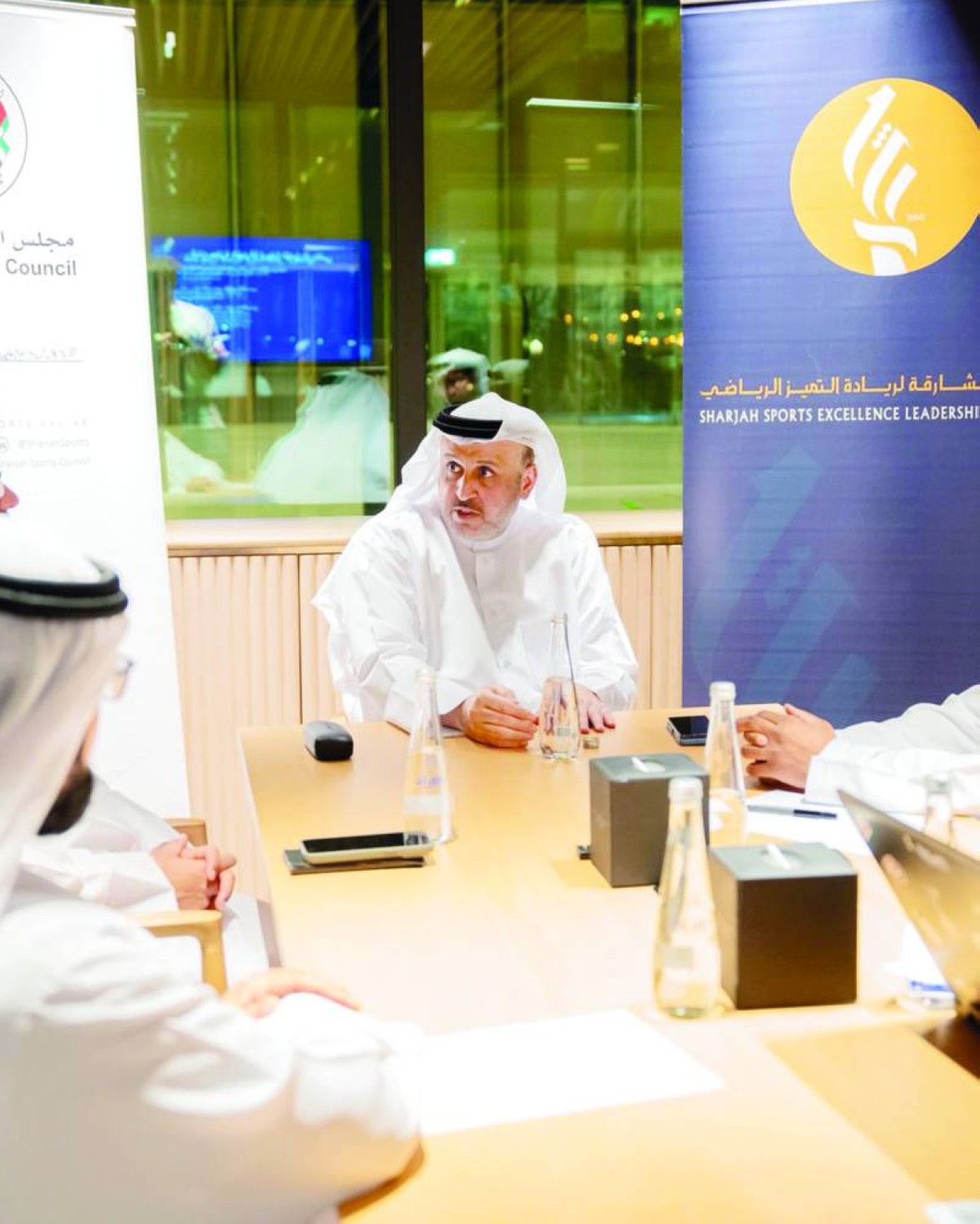 عبدالله بن سلطان خلال الاجتماع