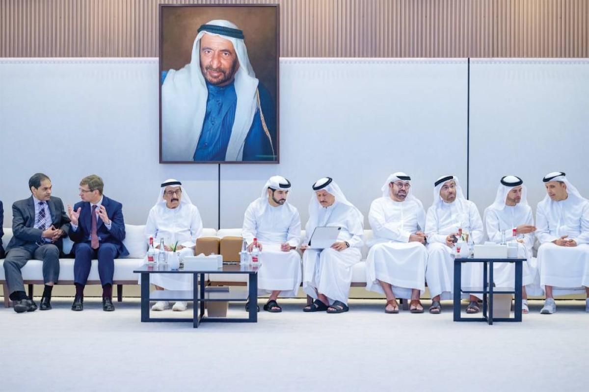 حمدان بن محمد خلال اللقاء بحضور محمد القرقاوي ومحمد الحسيني وأحمد الصايغ وطلال بالهول ومحمد النابودة وحسين سجواني ونيكولا نيمتشينو وسنجاي سودهير 