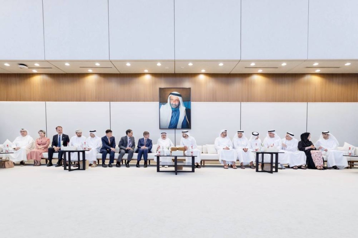 حمدان بن محمد خلال اللقاء بحضور محمد القرقاوي ومحمد الحسيني وريم الهاشمي وثاني الزيودي وأحمد الصايغ ومطر الطاير وطلال بالهول ومحمد النابودة والسفراء