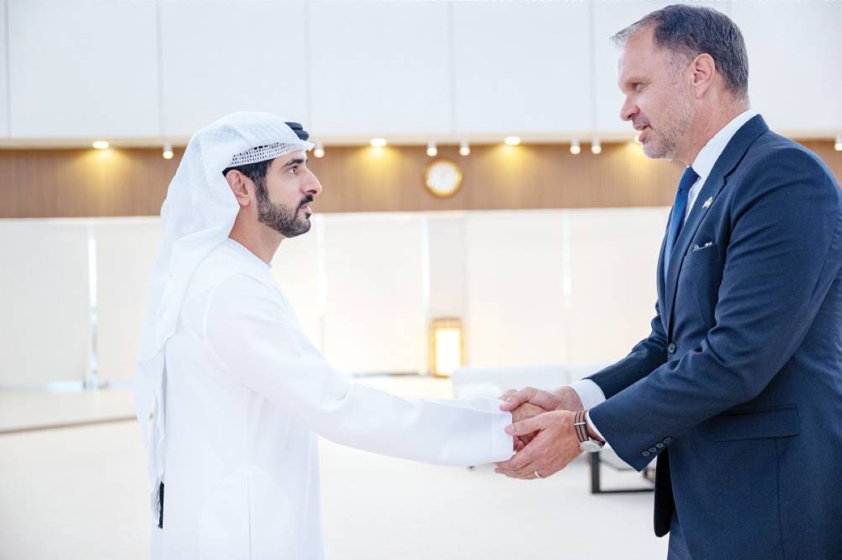 حمدان بن محمد مصافحاًً القنصل الأمريكي روبرت راينز