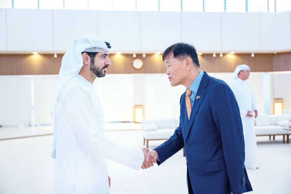 حمدان بن محمد خلال استقبال السفراء والقناصل