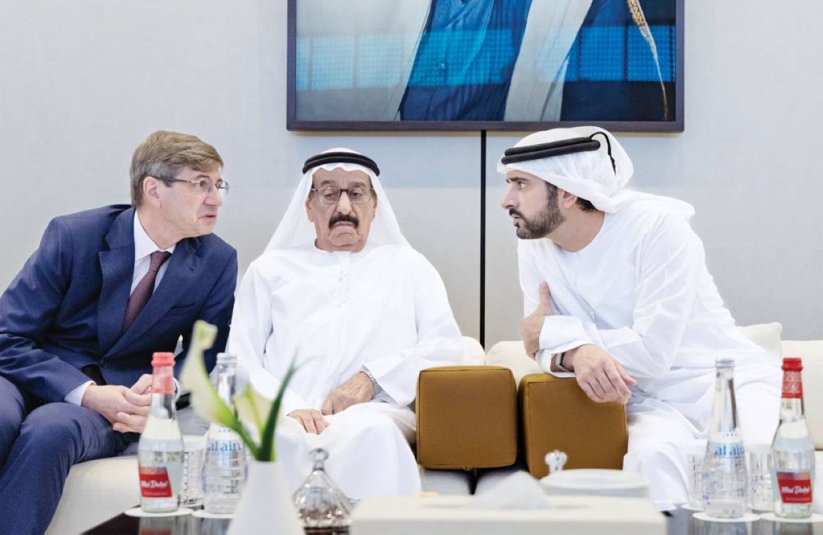 حمدان بن محمد في حديث مع محمد النابودة والسفير الفرنسي نيكولا نيمتشينو