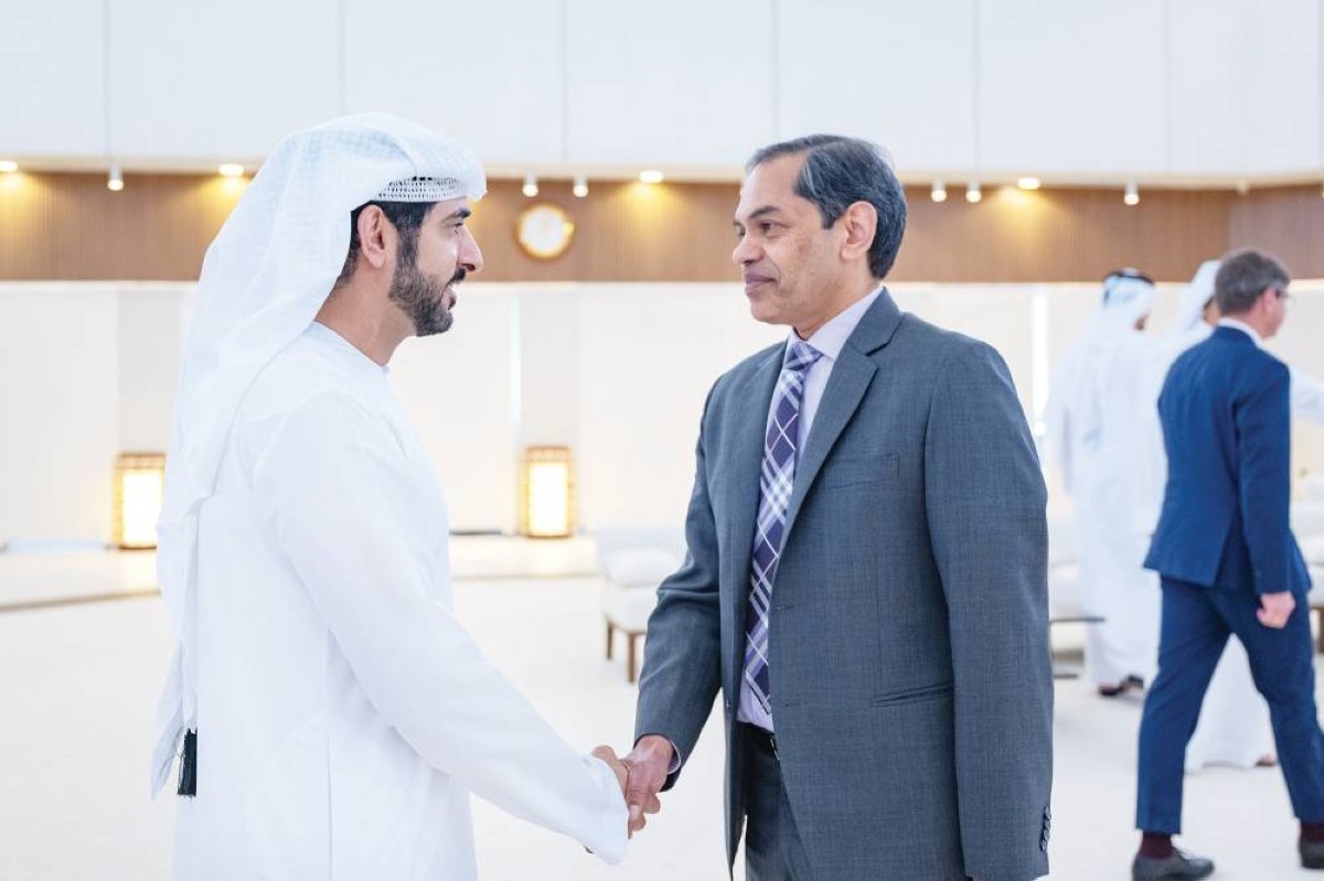 حمدان بن محمد مصافحاًً السفير الهندي سنجاي سودهير