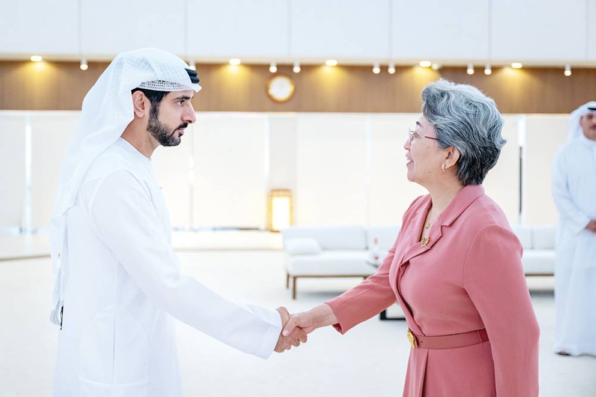 حمدان بن محمد مصافحاًً السفراء والقناصل