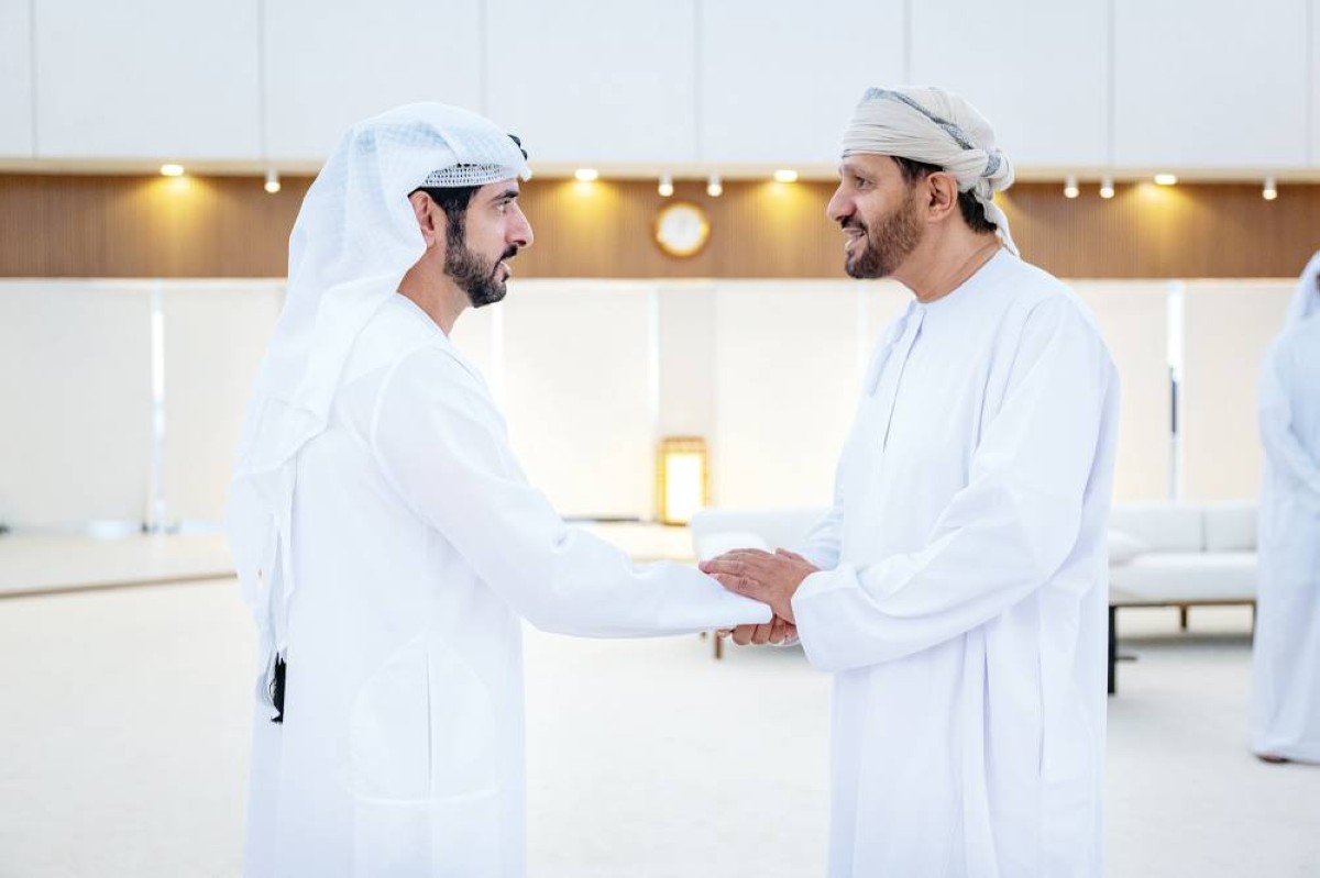 حمدان بن محمد مصافحاًً السفراء والقناصل