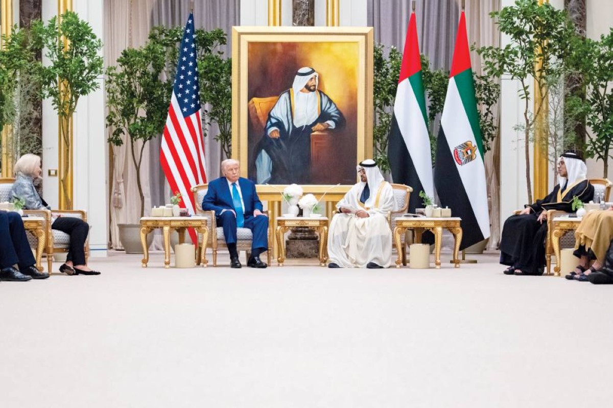 محمد بن زايد خلال استقبال دونالد ترامب بحضور منصور بن زايد ومارتينا سترونج | 