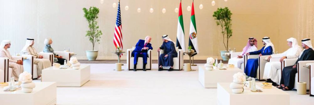 محمد بن زايد خلال لقائه دونالد ترامب بحضور طحنون وعبدالله بن زايد ومحمد بن حمد بن طحنون وأحمد المزروعي وخلدون المبارك ويوسف العتيبة والسفيرة الأمريكية
