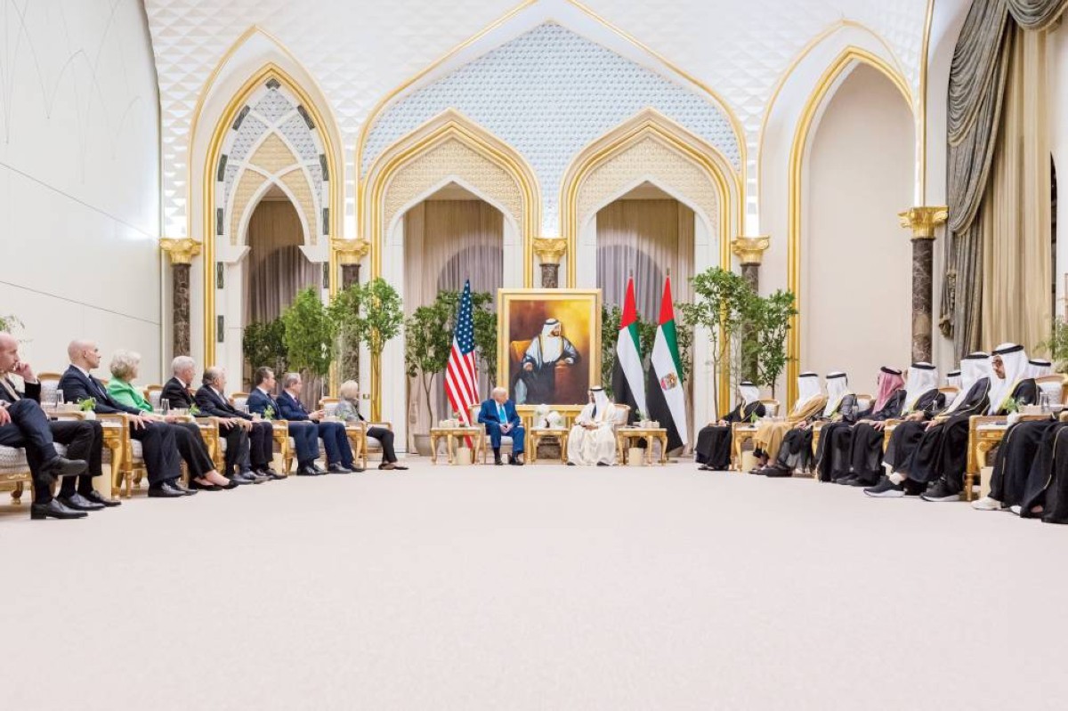 محمد بن زايد ودونالد ترامب خلال اللقاء بحضور منصور بن زايد وحمدان بن محمد وخالد بن محمد وطحنون وعبدالله بن زايد والوفد المرافق للرئيس الأمريكي