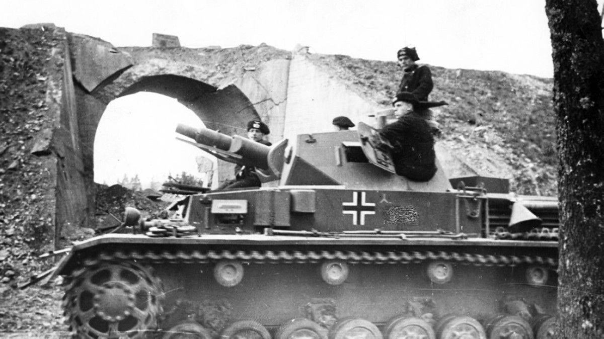 1940 - قوات ألمانيا النازية تدخل مدينة بروكسل البلجيكية في بداية الحرب العالمية الثانية.