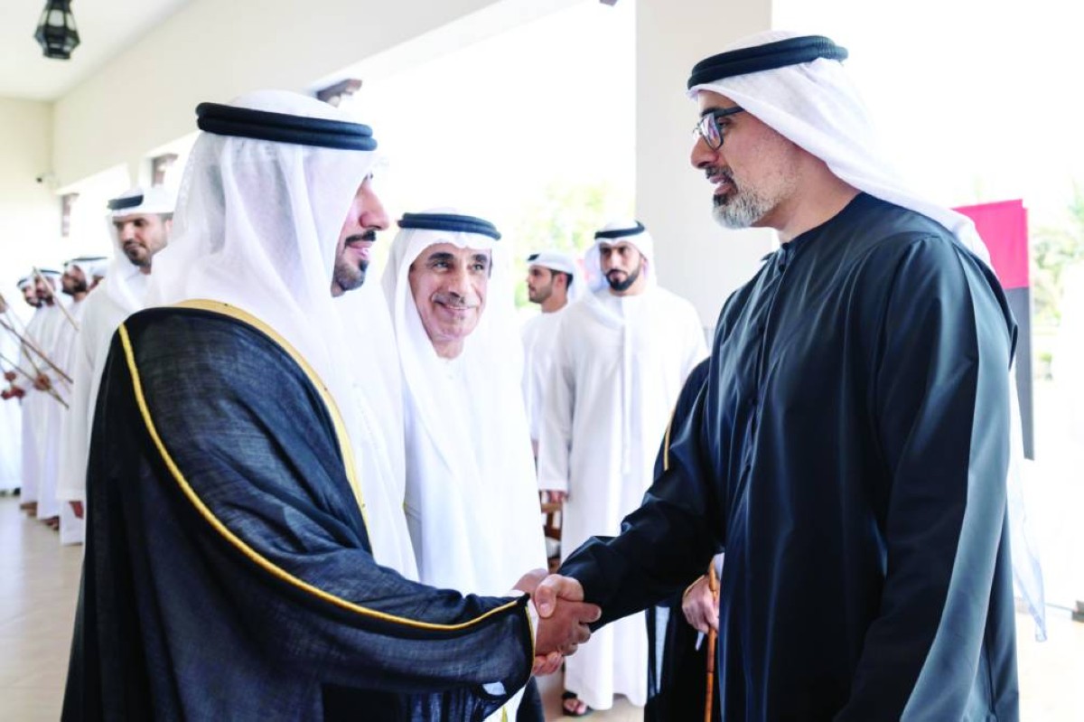 خالد بن محمد مصافحاً العريس 