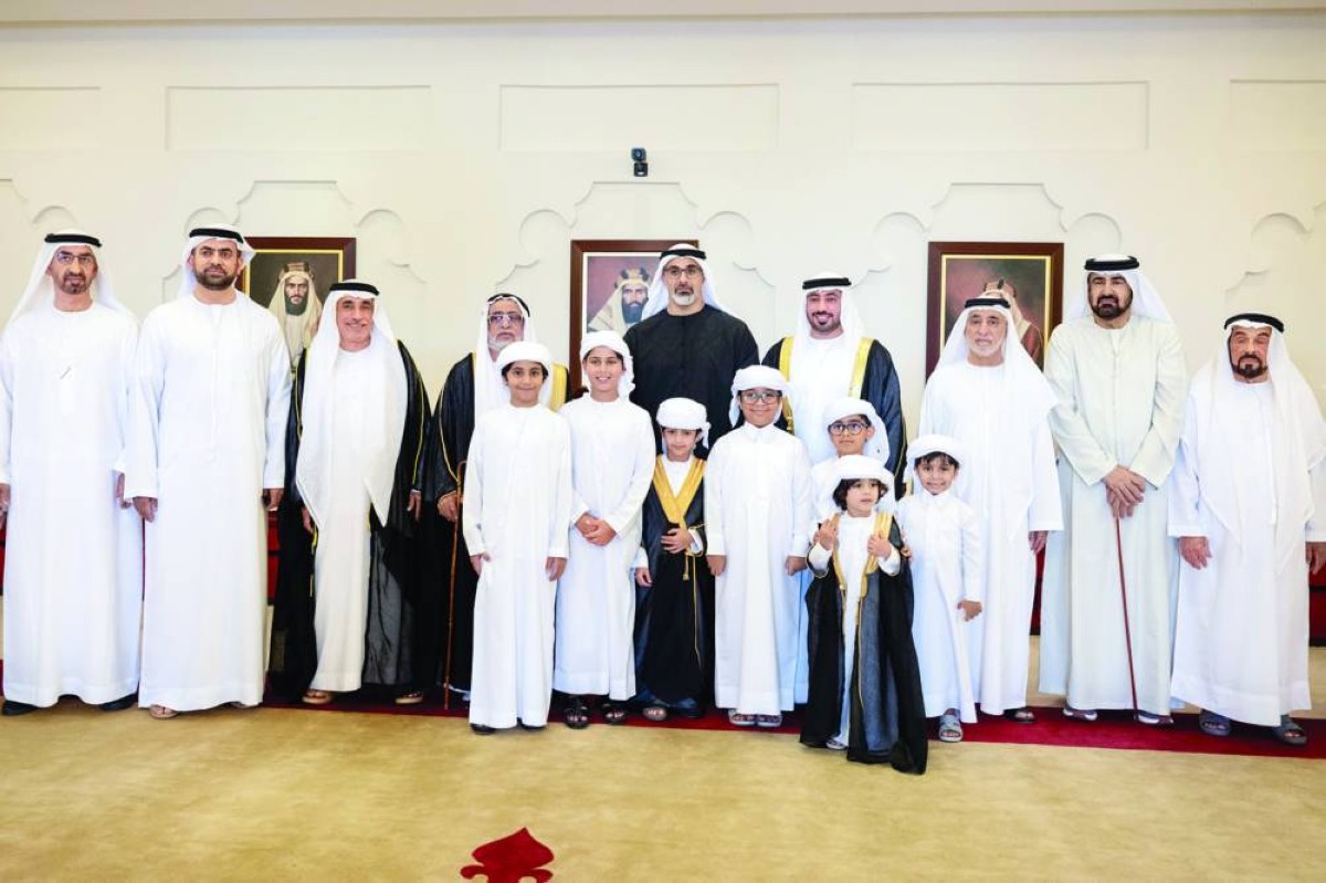 
خالد بن محمد متوسطاً العريس والحضور خلال الحفل 