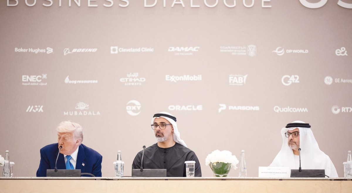  دونالد ترامب متحدثاً للمشاركين في الحوار بحضور خالد بن محمد وحامد بن زايد 