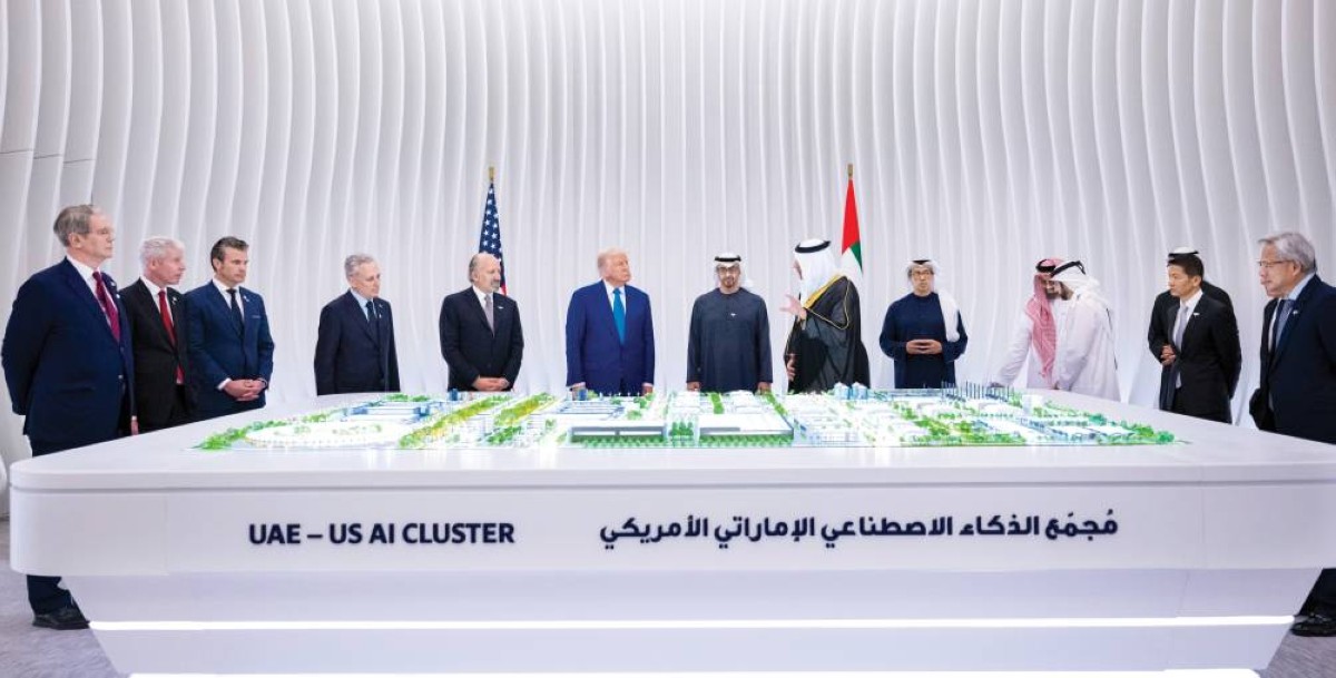  محمد بن زايد ودونالد ترامب يستمعان إلى شرح عن المجمع الإماراتي الأمريكي بحضور منصور بن زايد وحمدان بن محمد وطحنون بن زايد وخلدون المبارك وجانب من الوفد الأمريكي  