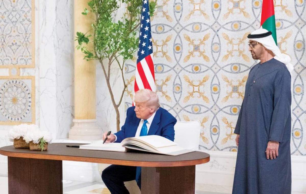  رئيس الدولة لدى توقيع ترامب على سجل الزوار 