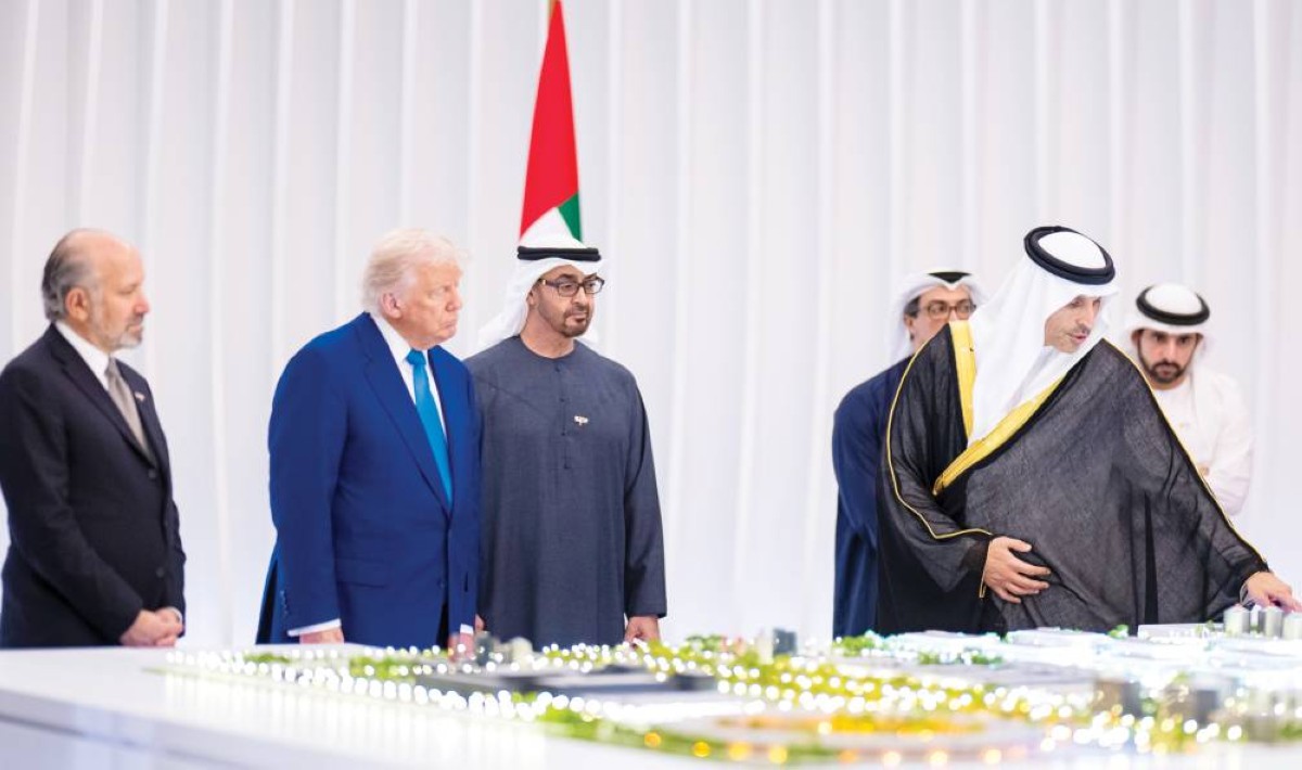  محمد بن زايد ودونالد ترامب يطلعان على مجسم للمجمع بحضور منصور بن زايد وحمدان بن محمد وخلدون المبارك 