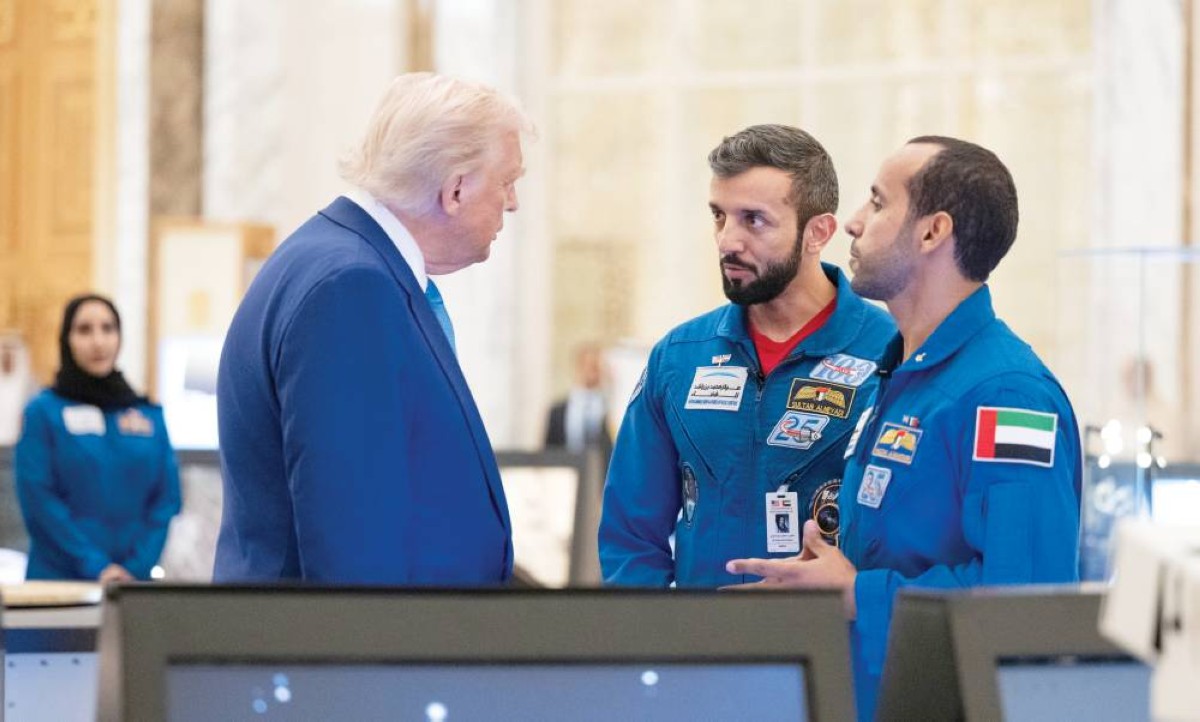  الرئيس الأمريكي في حديث مع سلطان النيادي وهزاع المنصوري 