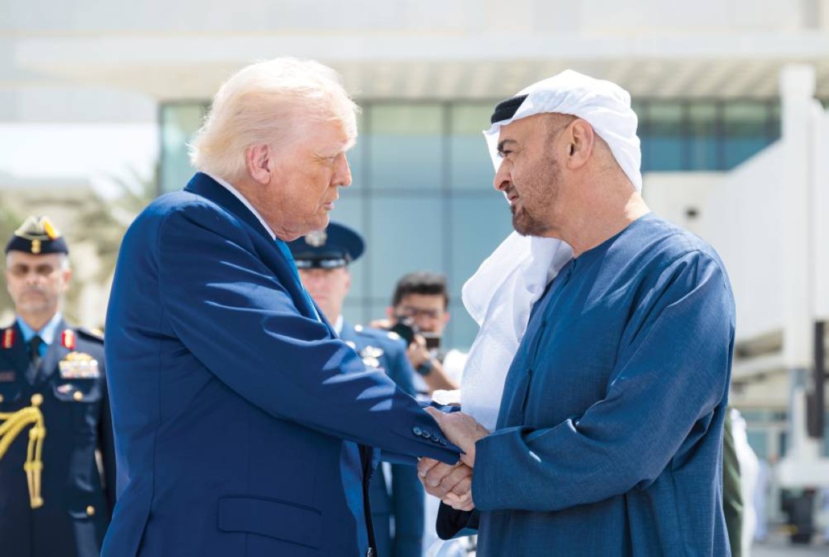 محمد بن زايد مصافحاً دونالد ترامب قبيل مغادرته الدولة 