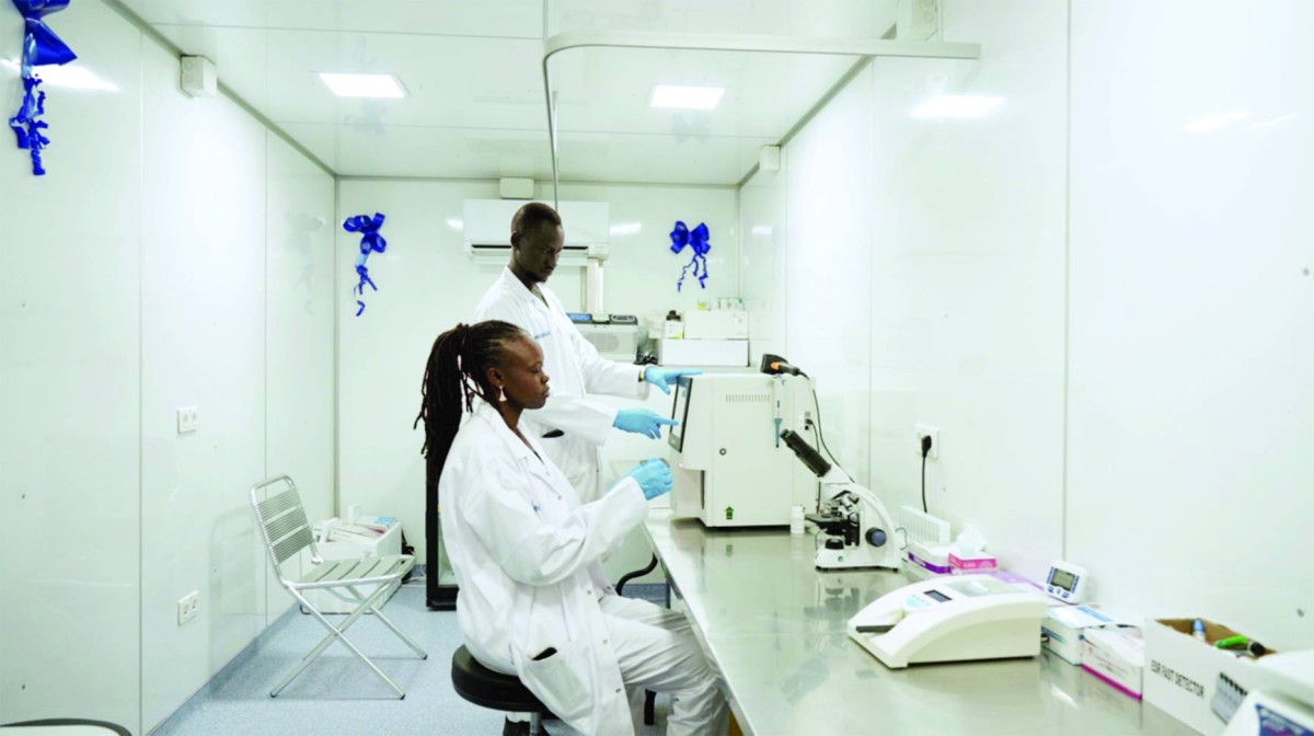 مختبر المستشفى يضم أحدث الأجهزة لتشخيص الأمراض