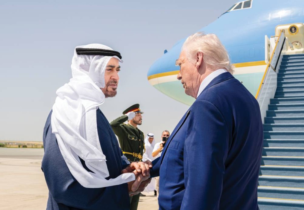  محمد بن زايد مصافحاً دونالد ترامب
