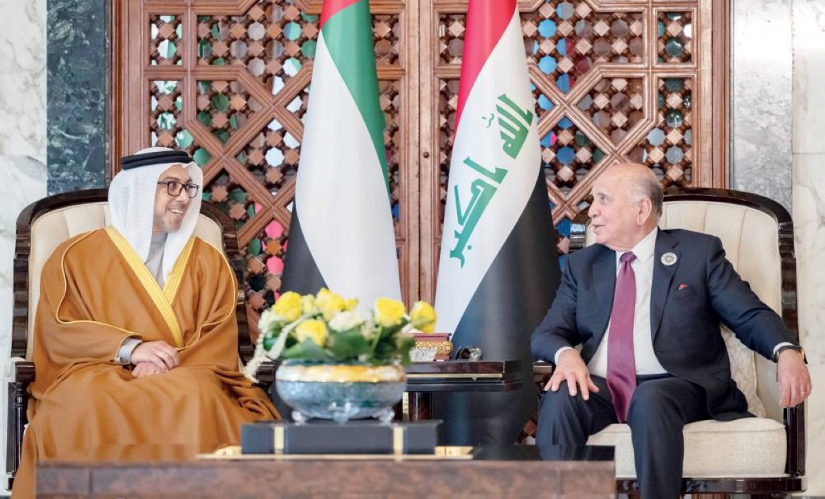  منصور بن زايد وفؤاد حسين خلال اللقاء 