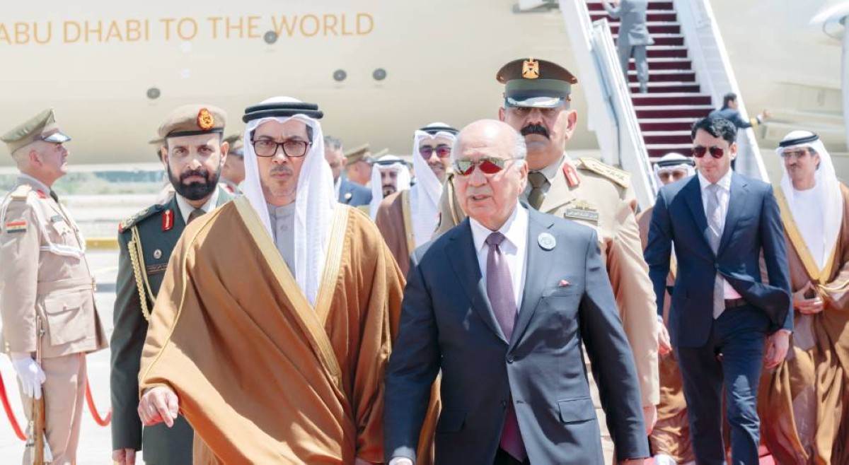  منصور بن زايد لدى وصوله وفي استقباله فؤاد حسين بحضور عبدالله بن زايد وعلي الشامسي 