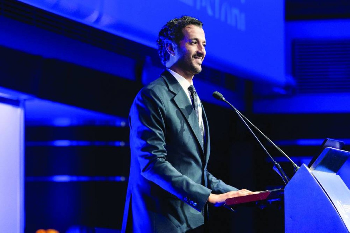 عبدالله بن طوق خلال إلقاء كلمته 