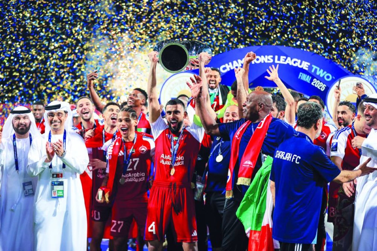 شاهين عبدالرحمن قائد نادي الشارقة يرفع كأس آسيا مع زملائه وخالد المدفع  