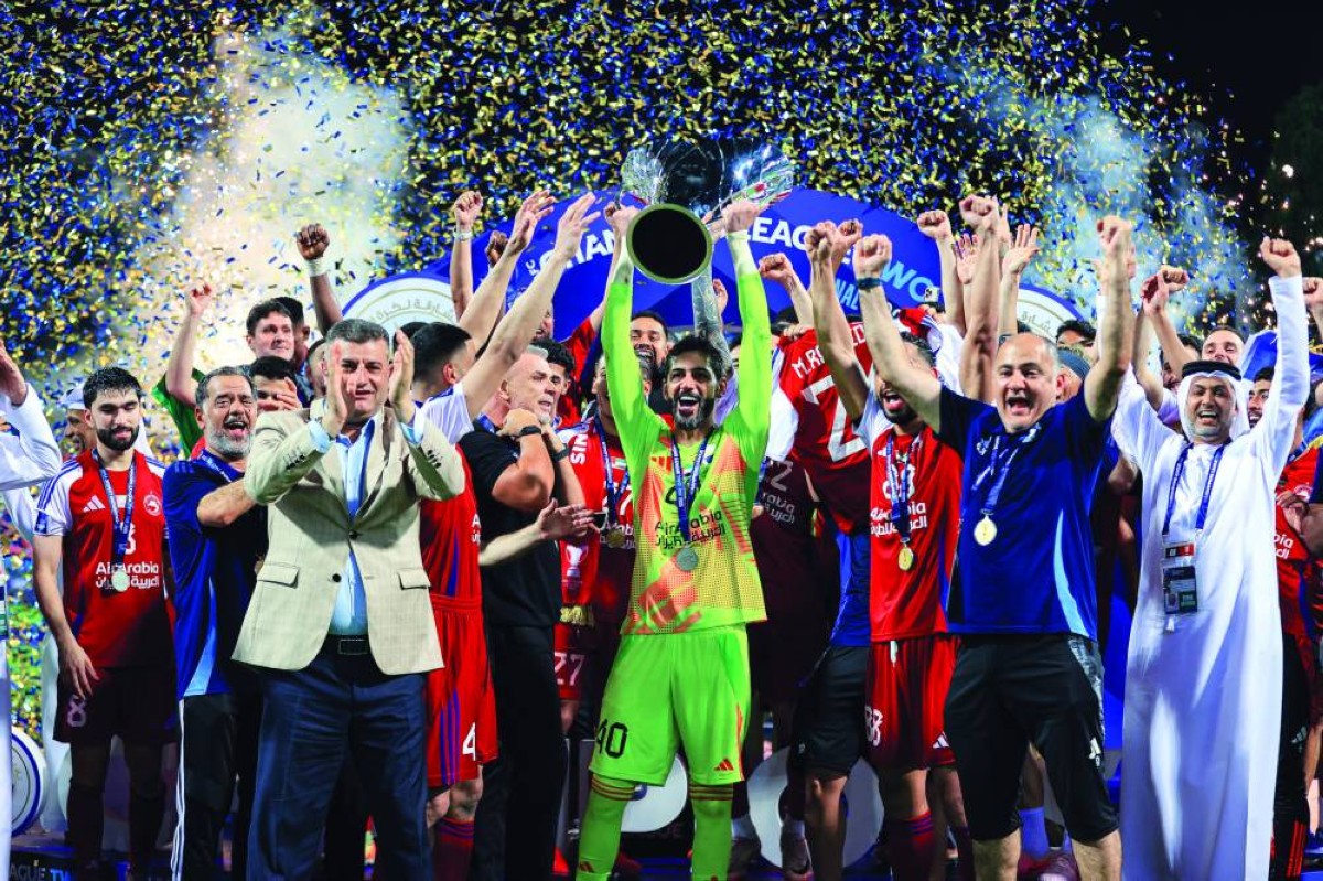  لاعبو الشارقة يرفعون كأس آسيا الغالية احتفالاً بالفوز   