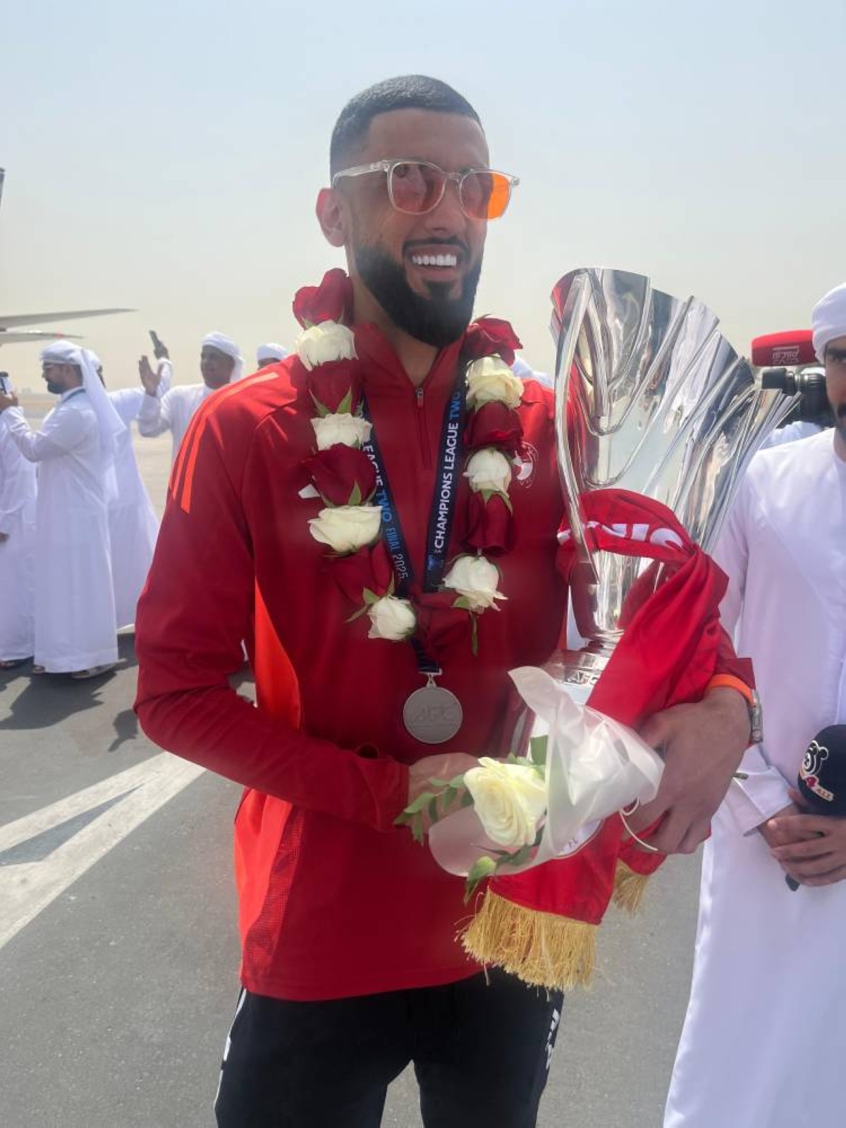 وصول بعثة الشارقة بطائرة خاصة وسط استقبال رسمي وحفاوة بالغة