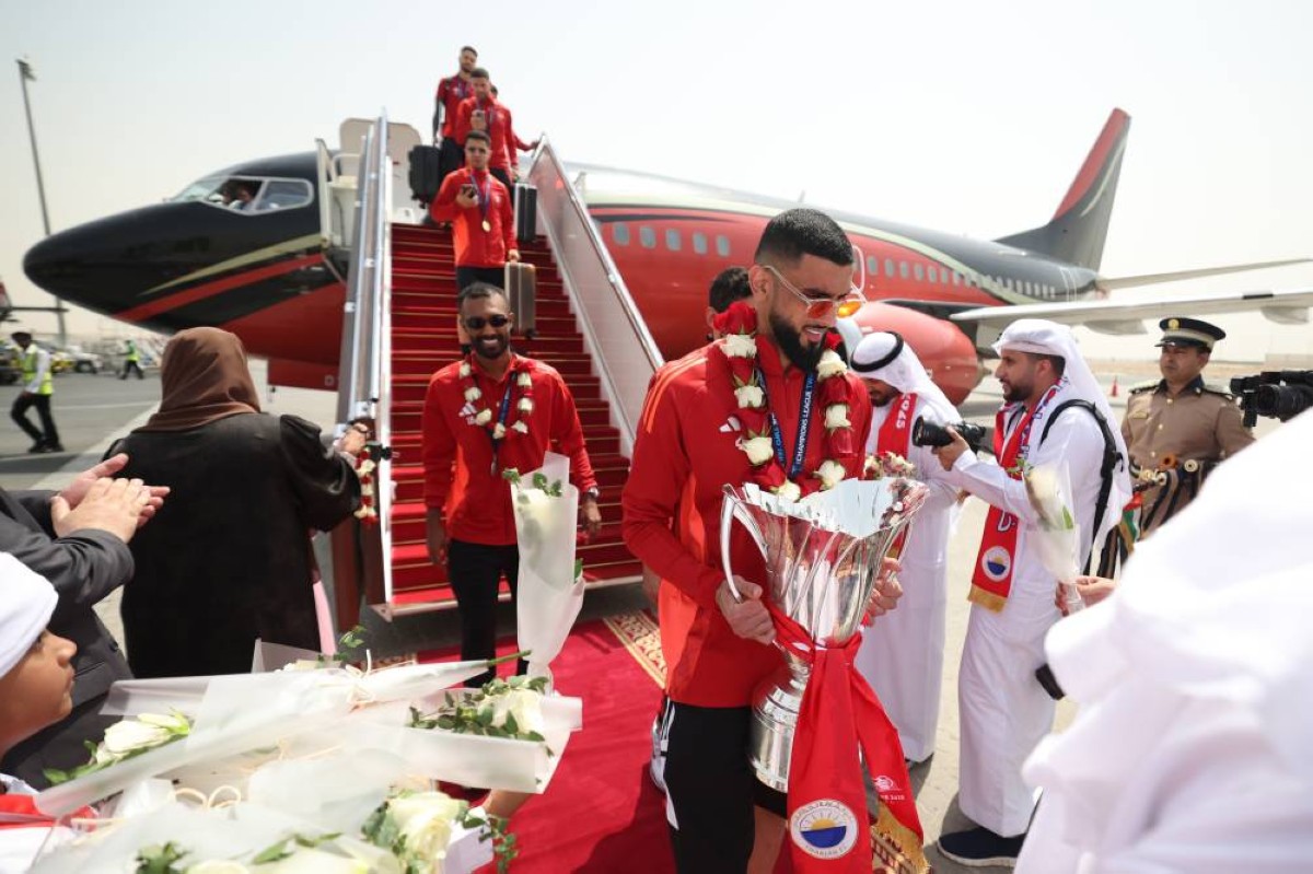 وصول بعثة الشارقة بطائرة خاصة وسط استقبال رسمي وحفاوة بالغة