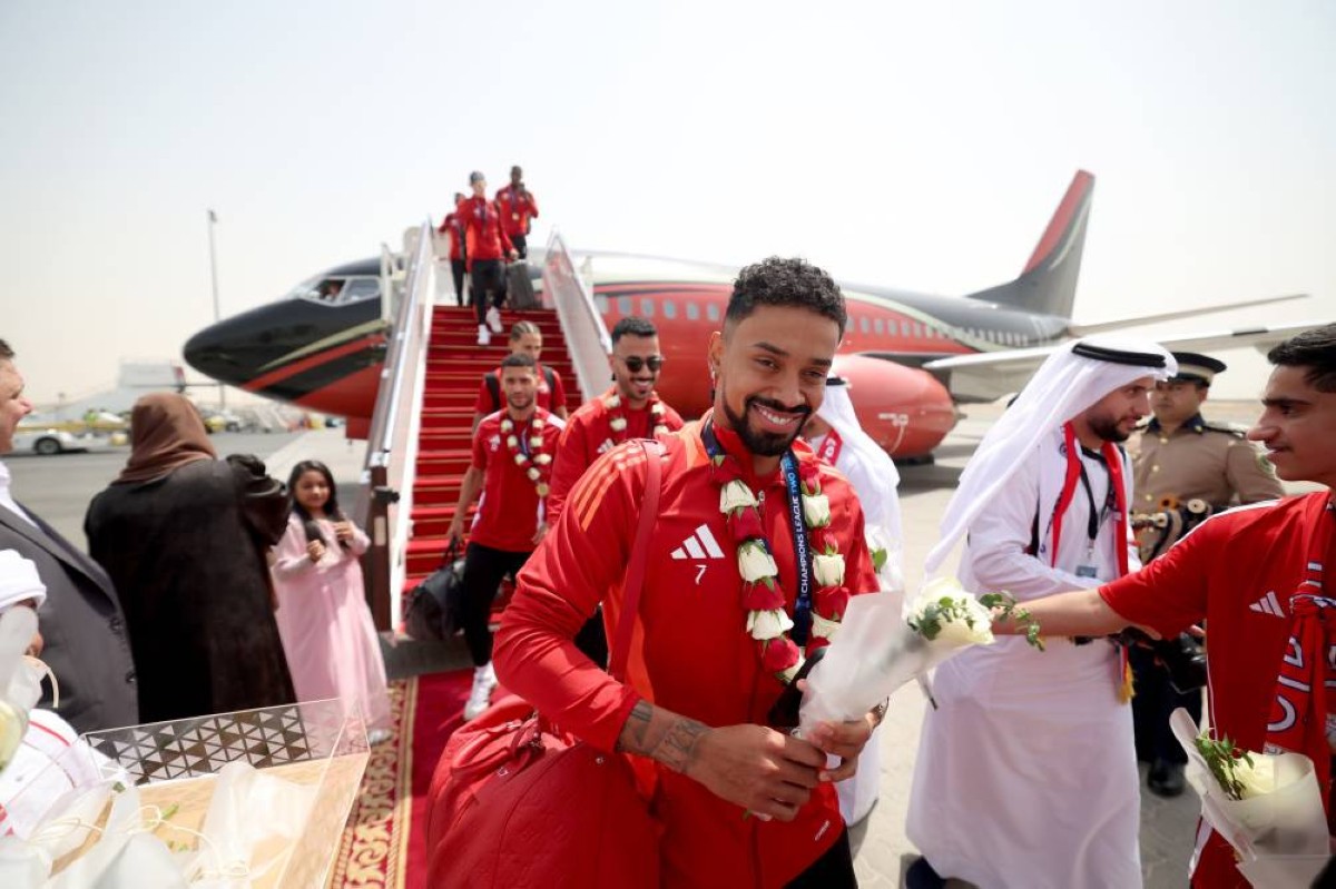 وصول بعثة الشارقة بطائرة خاصة وسط استقبال رسمي وحفاوة بالغة