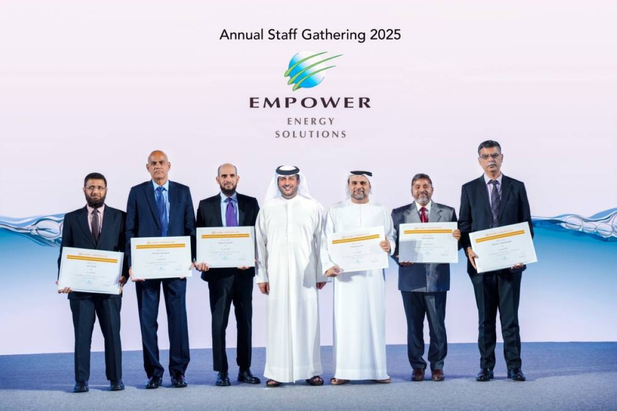 أحمد بن شعفار يتوسط الموظفين المكرمين في الشركة|من المصدر