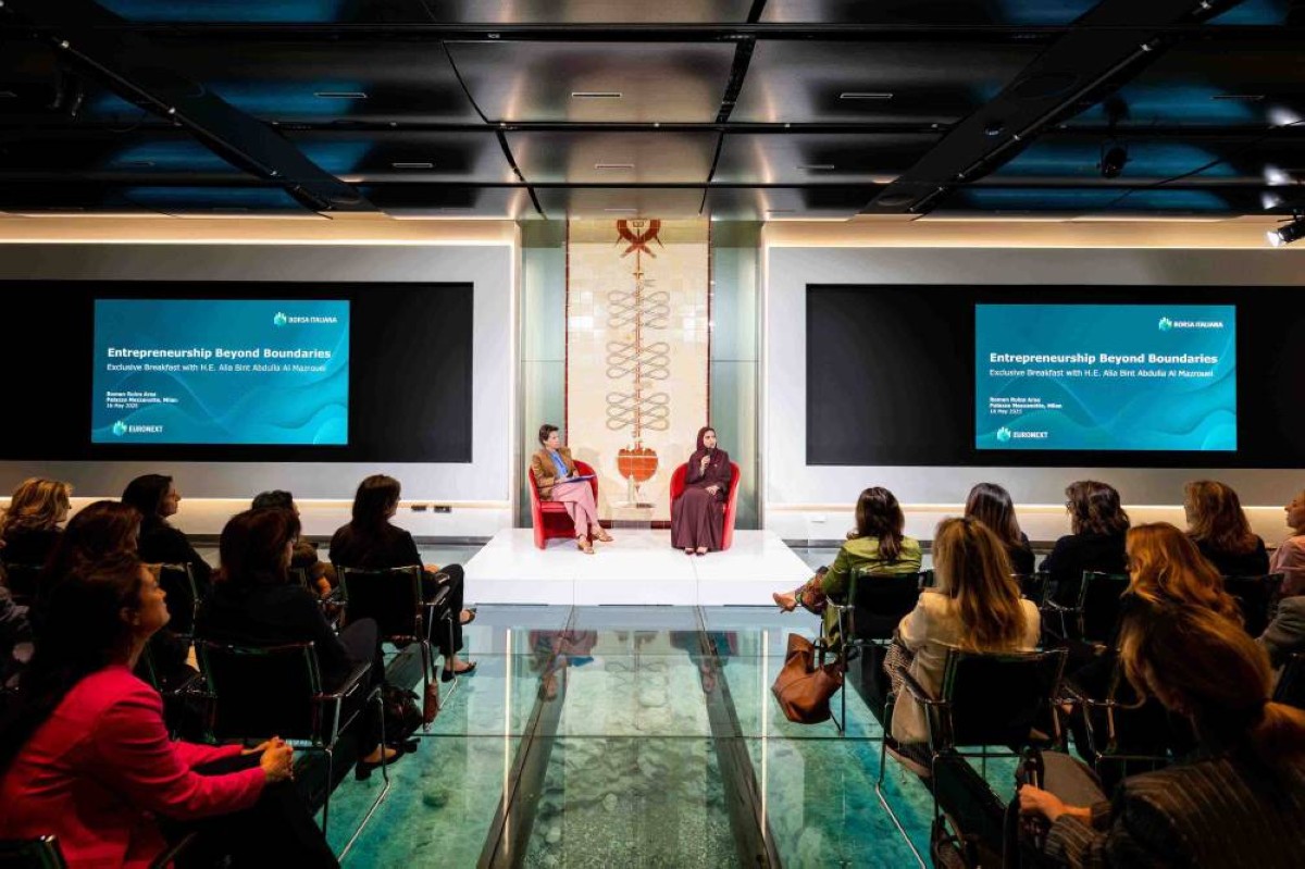 علياء المزروعي خلال الجلسة الحوارية مع كلوديا بارزاني|من المصدر