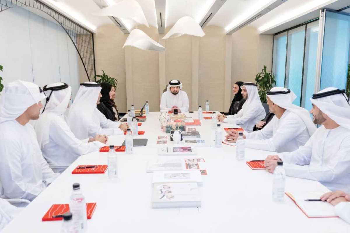 أحمد بن محمد مترئساً الاجتماع بحضور منى المرّي ونهال بدري ومالك آل مالك وعائشة ميران ومحمد لوتاه وخلفان بالهول وعصام كاظم ومحمد الملا ويونس آل ناصر 