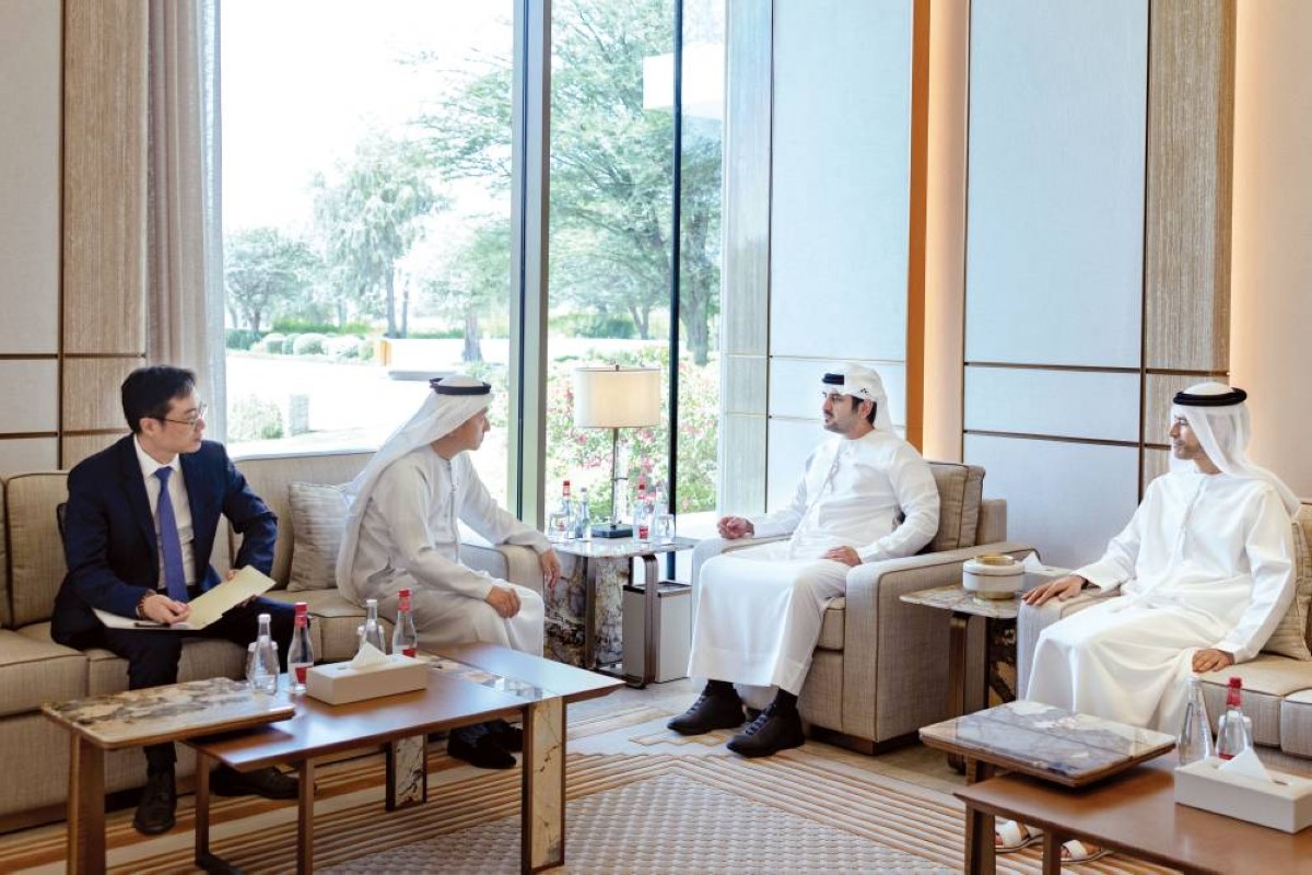 مكتوم بن محمد متحدثاً إلى تشانغ بيمينغ بحضور محمد الحسيني 
