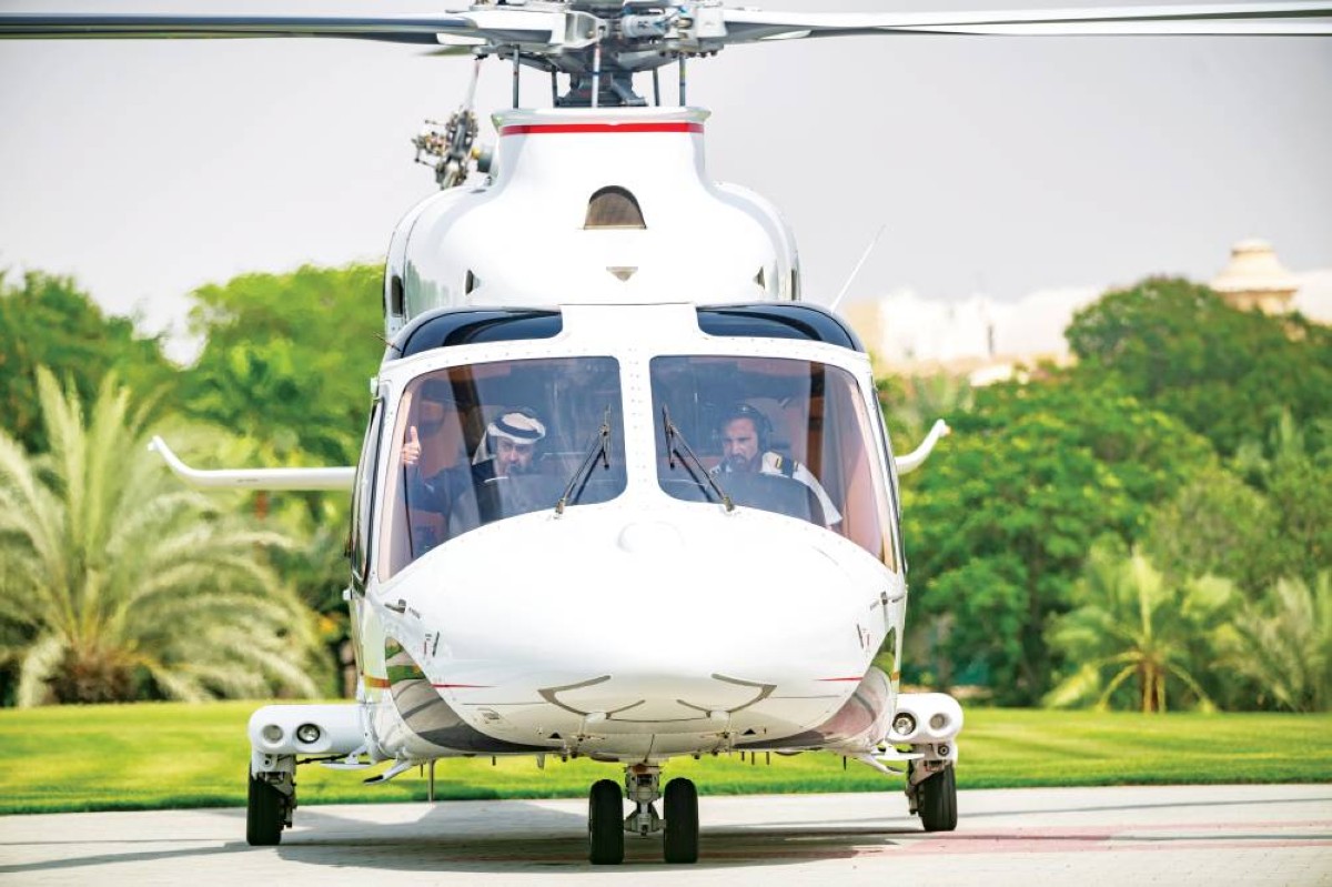 رئيس الدولة لدى مغادرته مقر إقامة ملك البحرين