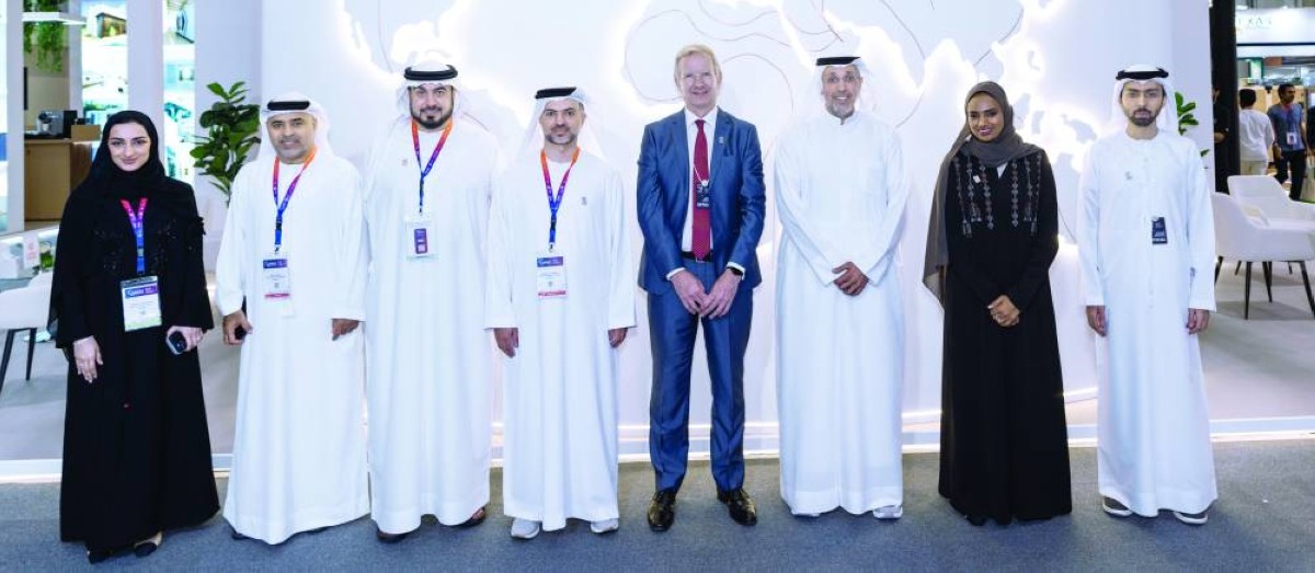  جيرت هوفمان يتوسط مسؤولي «دوكاب» أمام جناح المجموعة في منتدى «اصنع في الإمارات» 