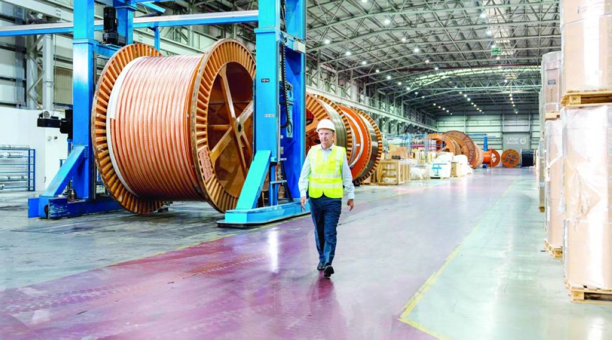 جيرت هوفمان يتفقد العمل بمصنع «دوكاب»