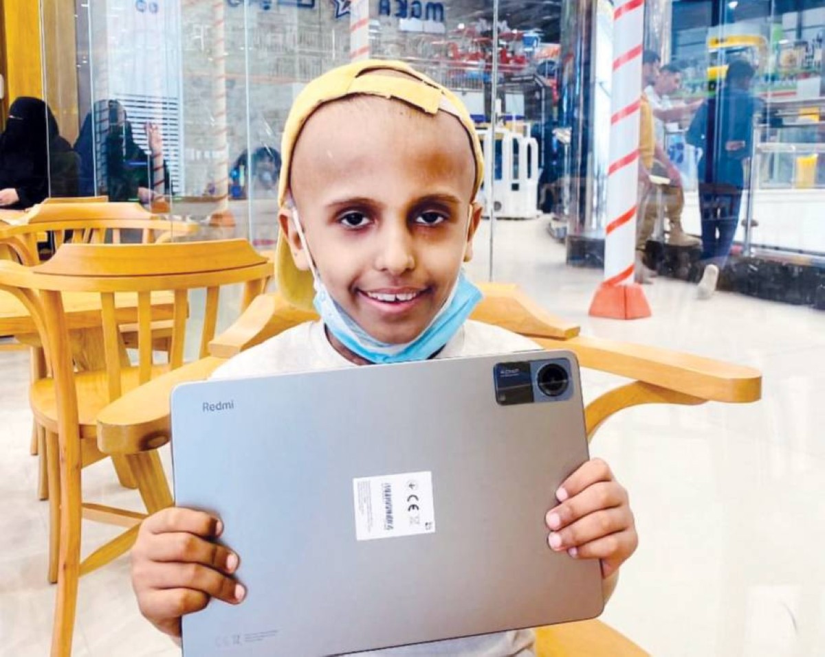 أحد مرضى السرطان وفرحته بـ«الآي باد» |