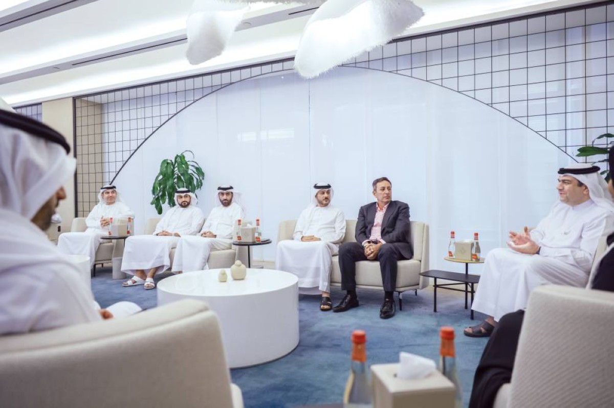 عامر شريف متحدثاً بحضور سعود الدربي وحامد بن كرم وإبراهيم شكرالله ورائد برقاوي ومحمود الرشيد وحسين الحمادي