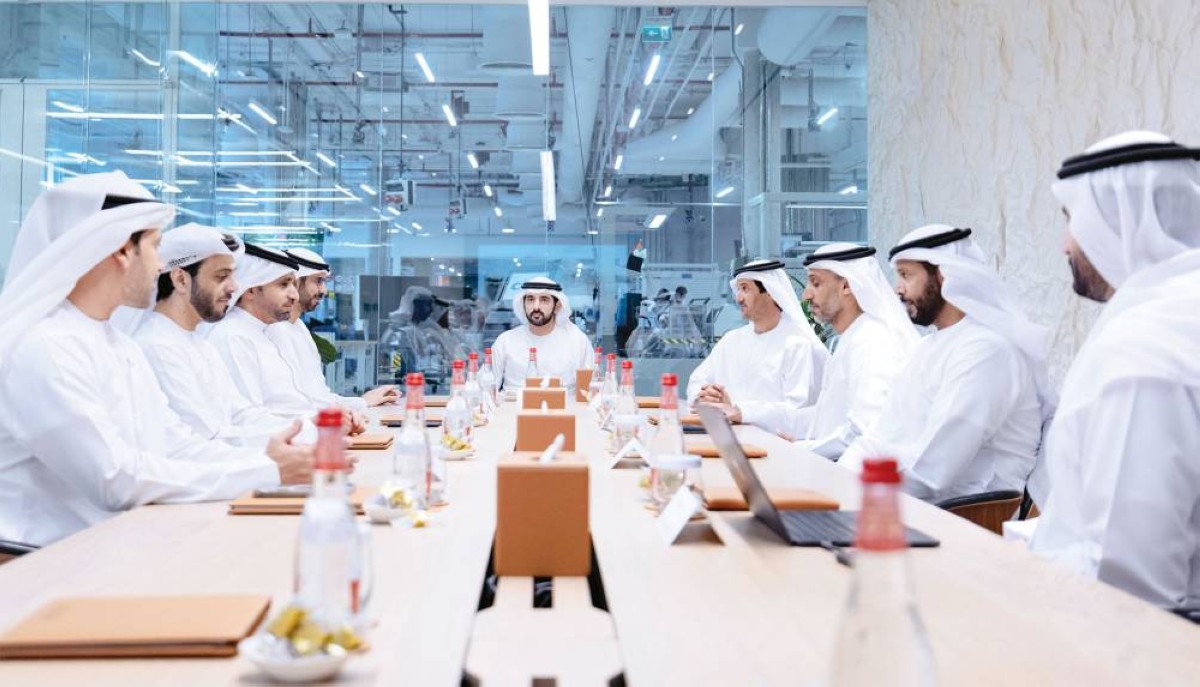 حمدان بن محمد مترئساً اجتماع اللجنة العليا بحضور عمر العلماء وهلال المري وحمد المنصوري وخلفان بالهول ومروان بن غليطة ومالك آل مالك وعارف أميري وحشر بن دلموك 